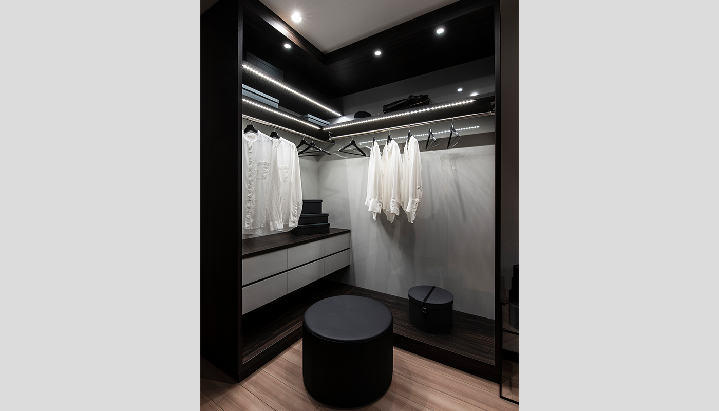 WALK-IN CLOSET